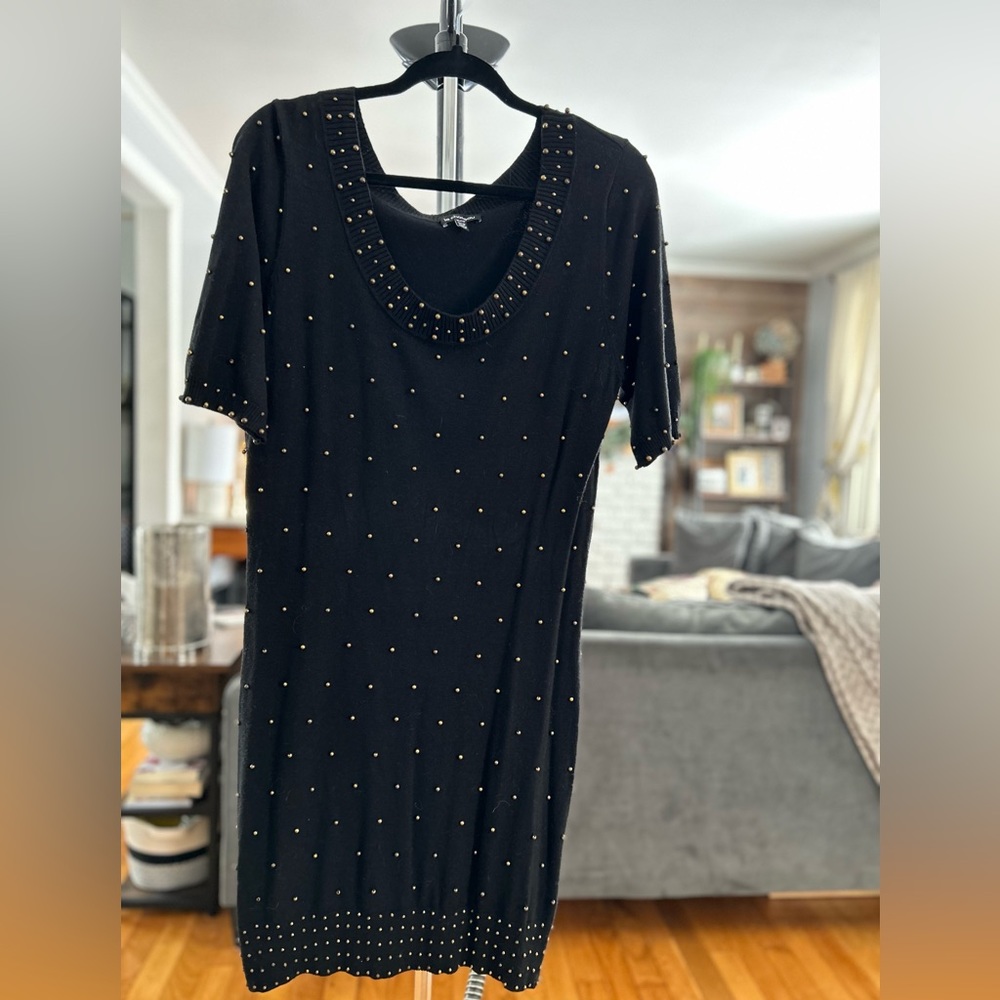 Short sleeve knit dress with bead detail